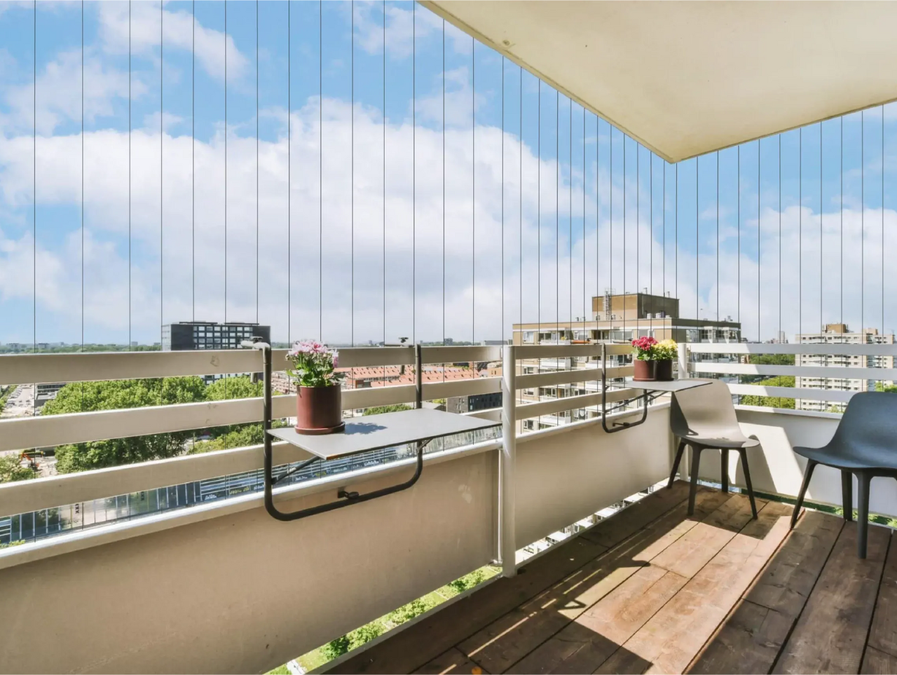 Balcony safety net installation